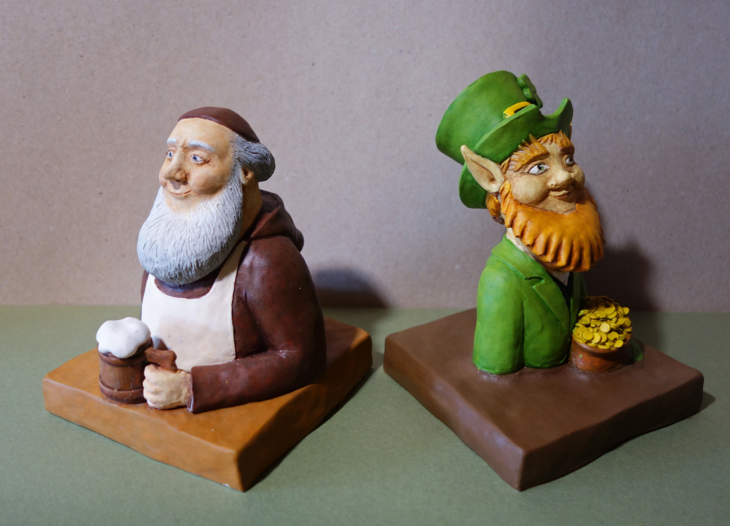 "Brewmaster" und "Kobold" Figur, Keramikguss, Höhe ca. 20cm