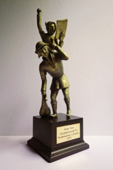 Pokal Huckup (Hildesheim), modelliert aus Polymerclay, Höhe ca. 25cm