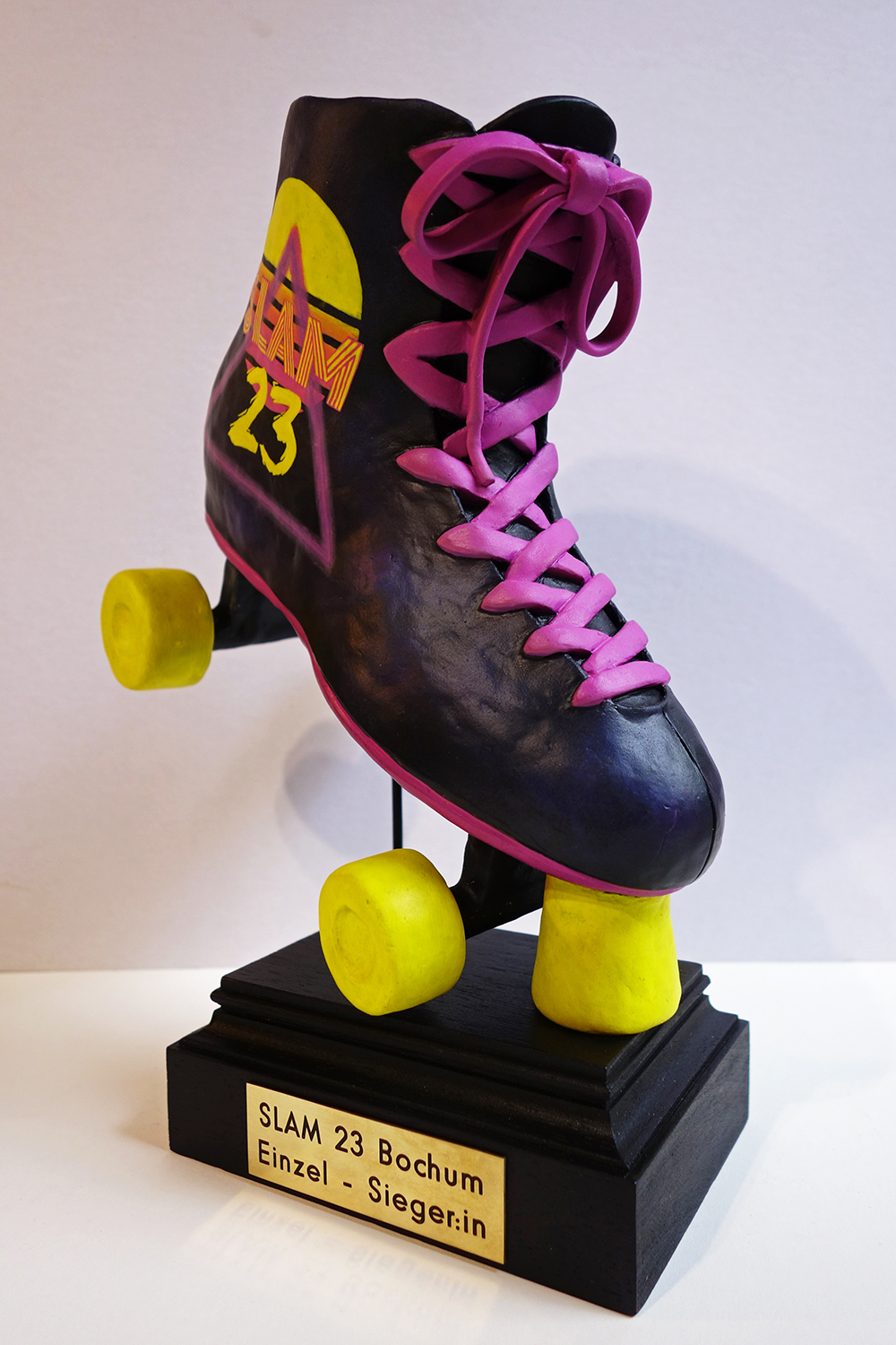Pokal SLAM23 (deutschsprachige Poetry-Slam-Meisterschaften), modelliert aus Polymerclay, bemalt mit Acrylfarbe, Höhe ca. 30cm